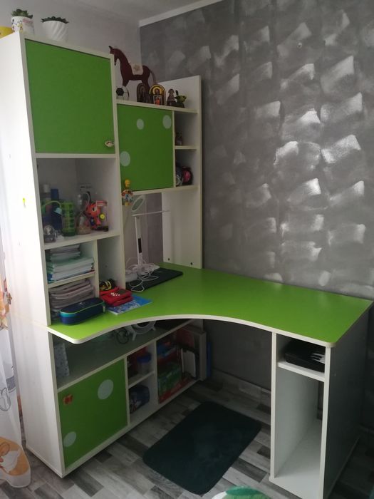 Birou și dulap verde cu alb
