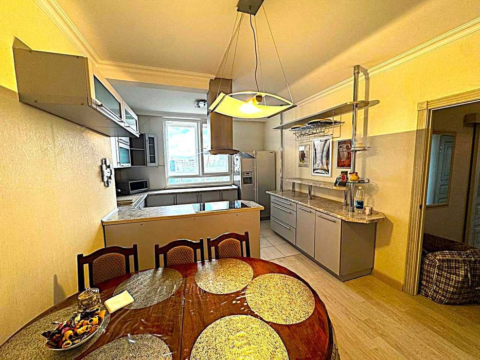 ПРОДАМ 3-комн. кв. пр. Сарыарка- ул. Кенесары, Центр города, 90 м²
