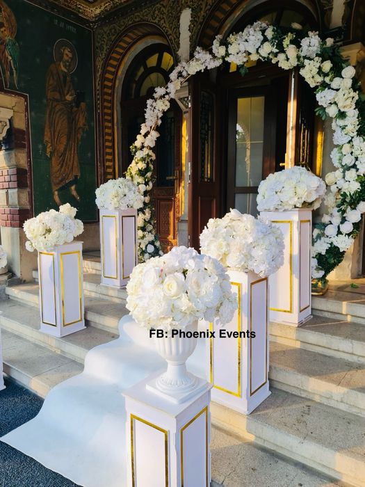 Aranjament biserica decor decoratiuni florale intrare cununie nunta bo