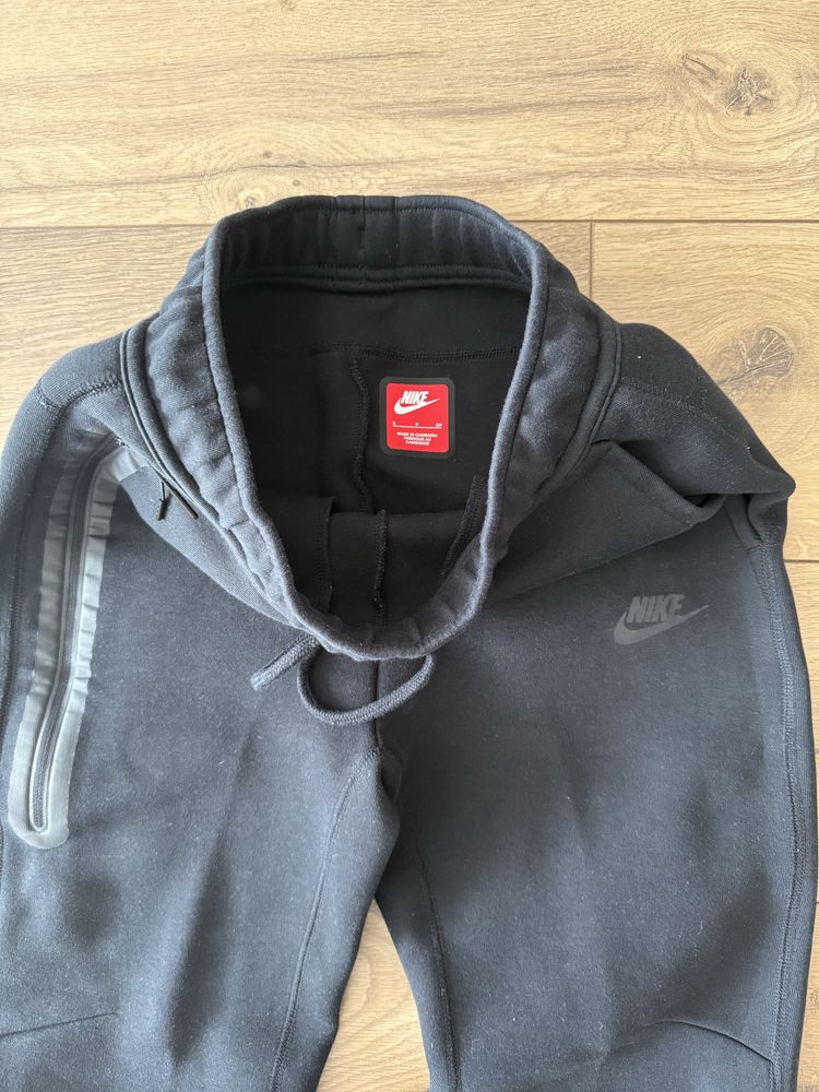 Оригинално мъжко долнище Nike Tech Fleece, S размер