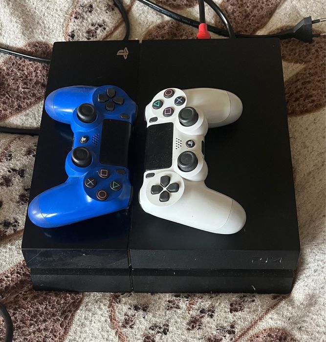 Playstation 4 с двумя джойстиками и подпиской на год. [ps4/пс4]
