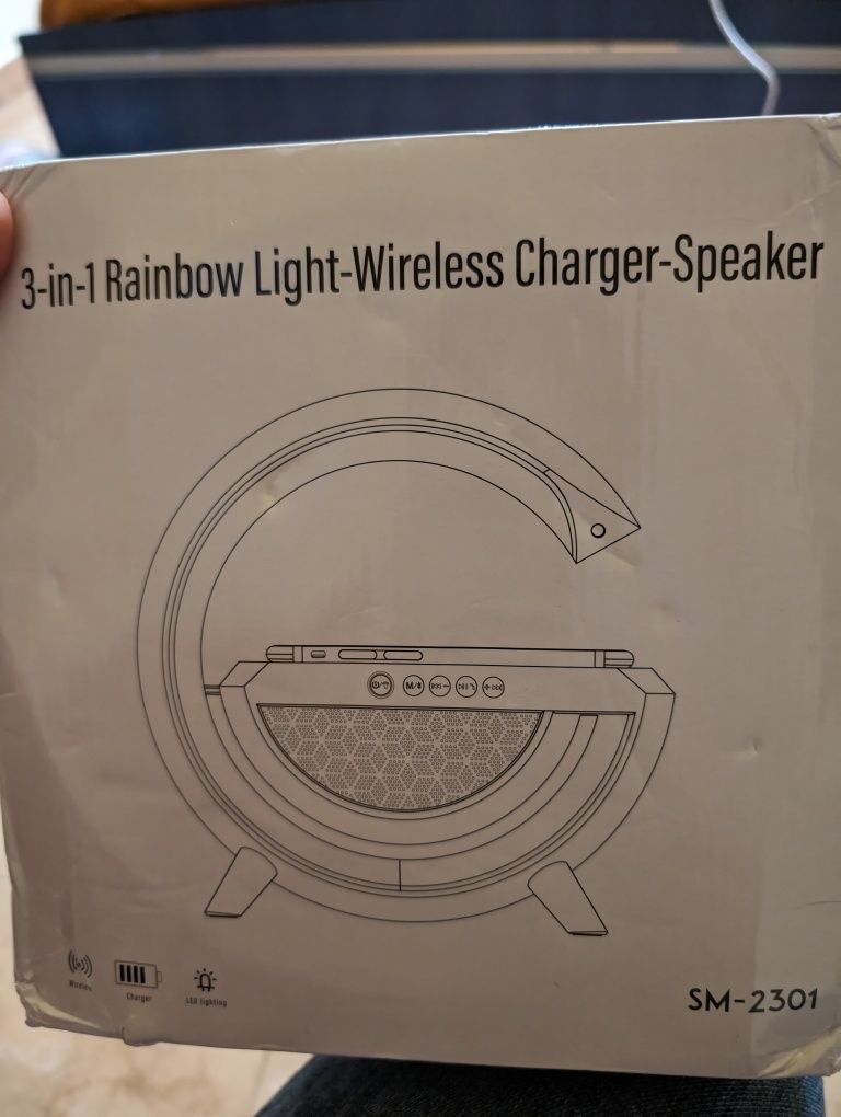 Lampa multicolora cu încărcare wireless si boxa integrata