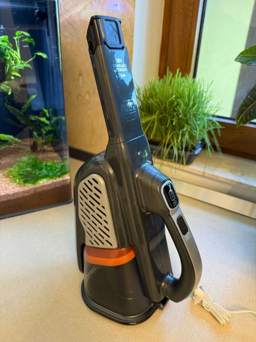 Aspirator de mana fara fir BLACK+ DECKER nou