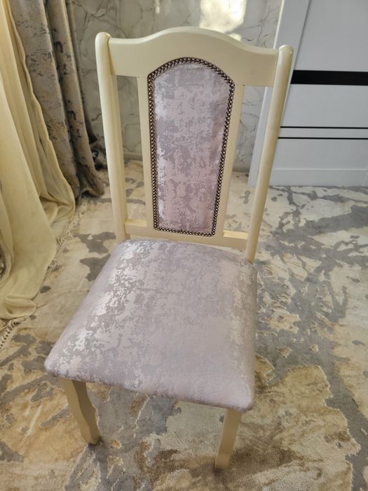 Стол и стулья за очень хорошую цену.