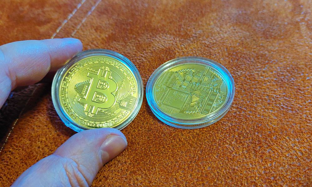 Bitcoin - moneda de metal cu simbolul bitcoin