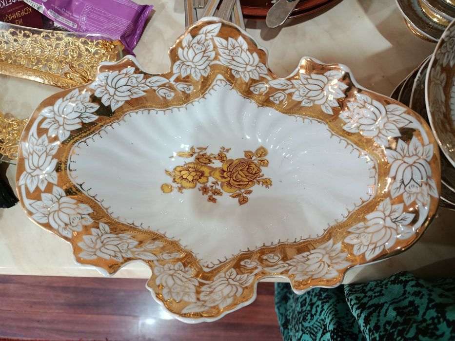 Посуды белые с золотом. ок чинни идиш. oq chinni idish