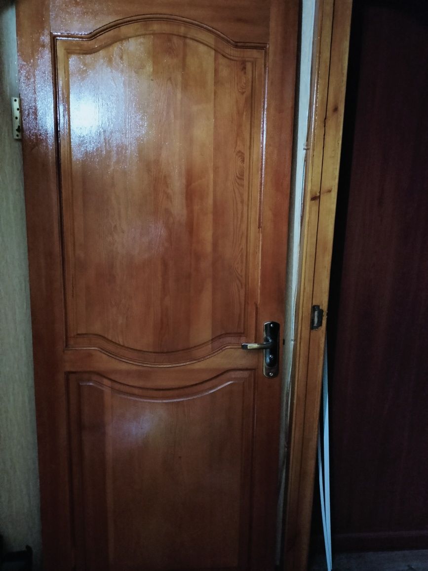 Продам деревянную межкомнатную дверь