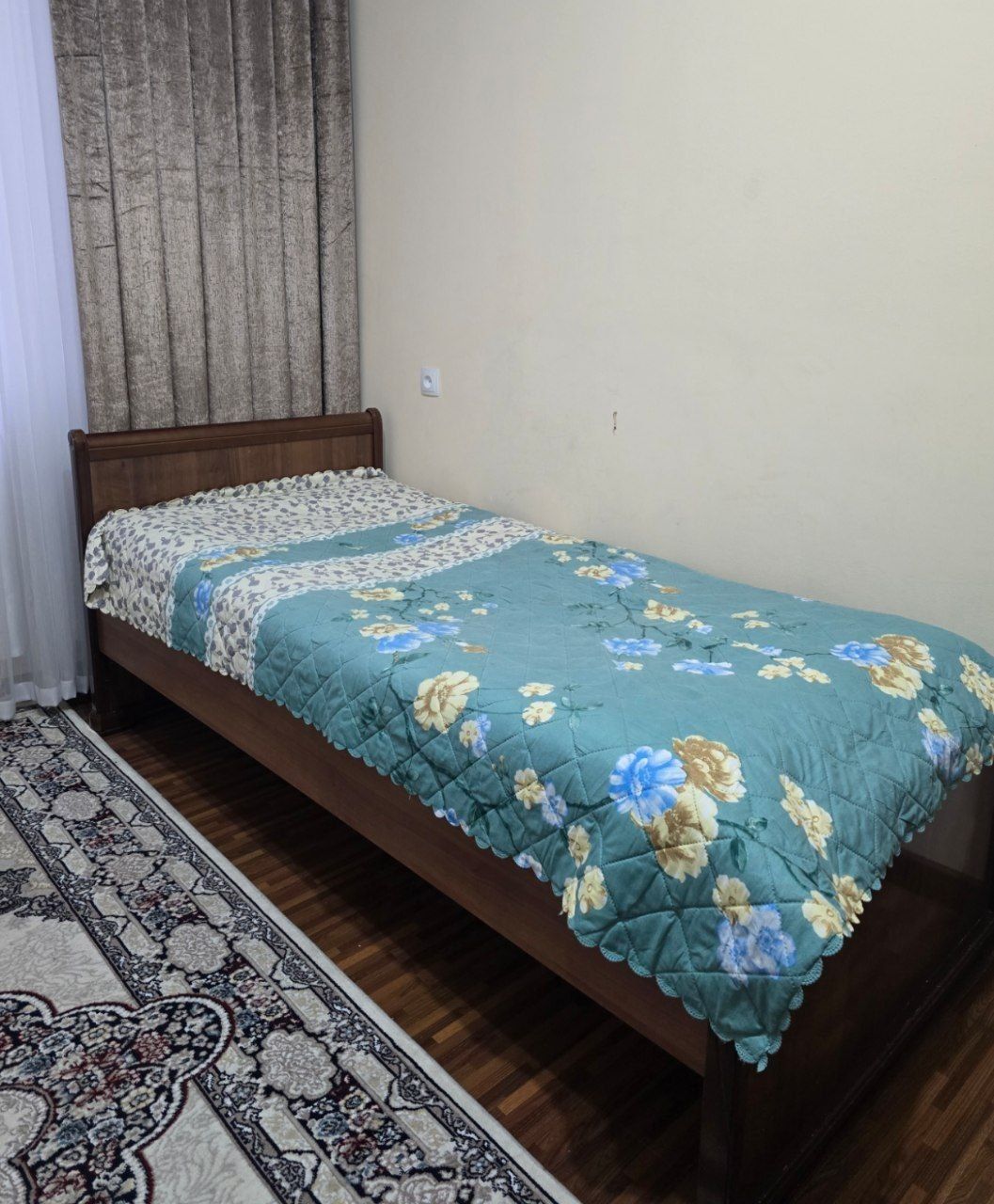 1-кишилик шкаф,кроват,4 тортмали камодь сотилади.Холати яхши тоза.