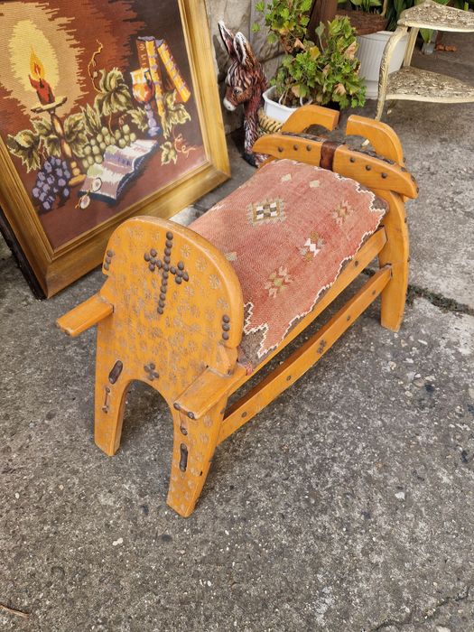 Чудесна антикварна табуретка тип камилско седло