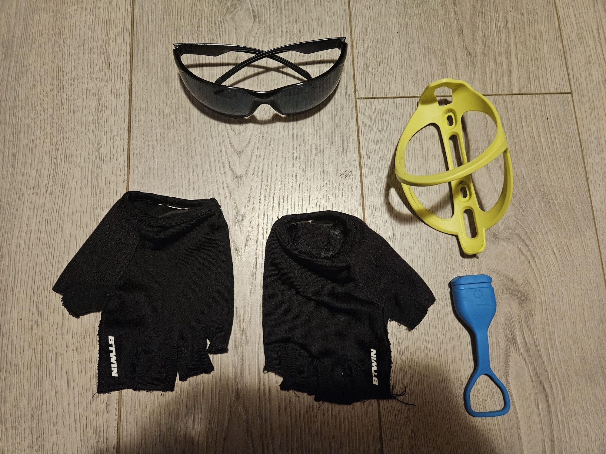 Set accesorii bicicleta:lumina spate, suport bidon, ochelari, manusi