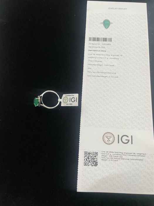 Дамски пръстен бяло злато, изумруд и диаманти.