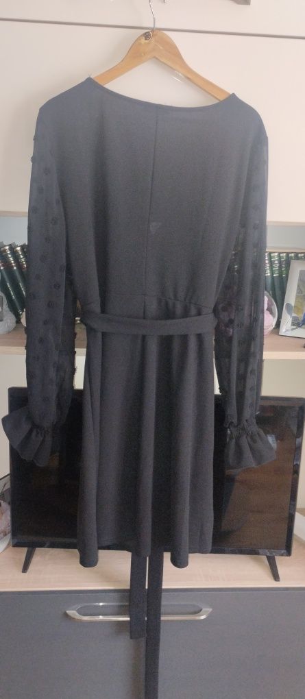 Vând rochie neagra cu mâneci lungi elegantă decoltată