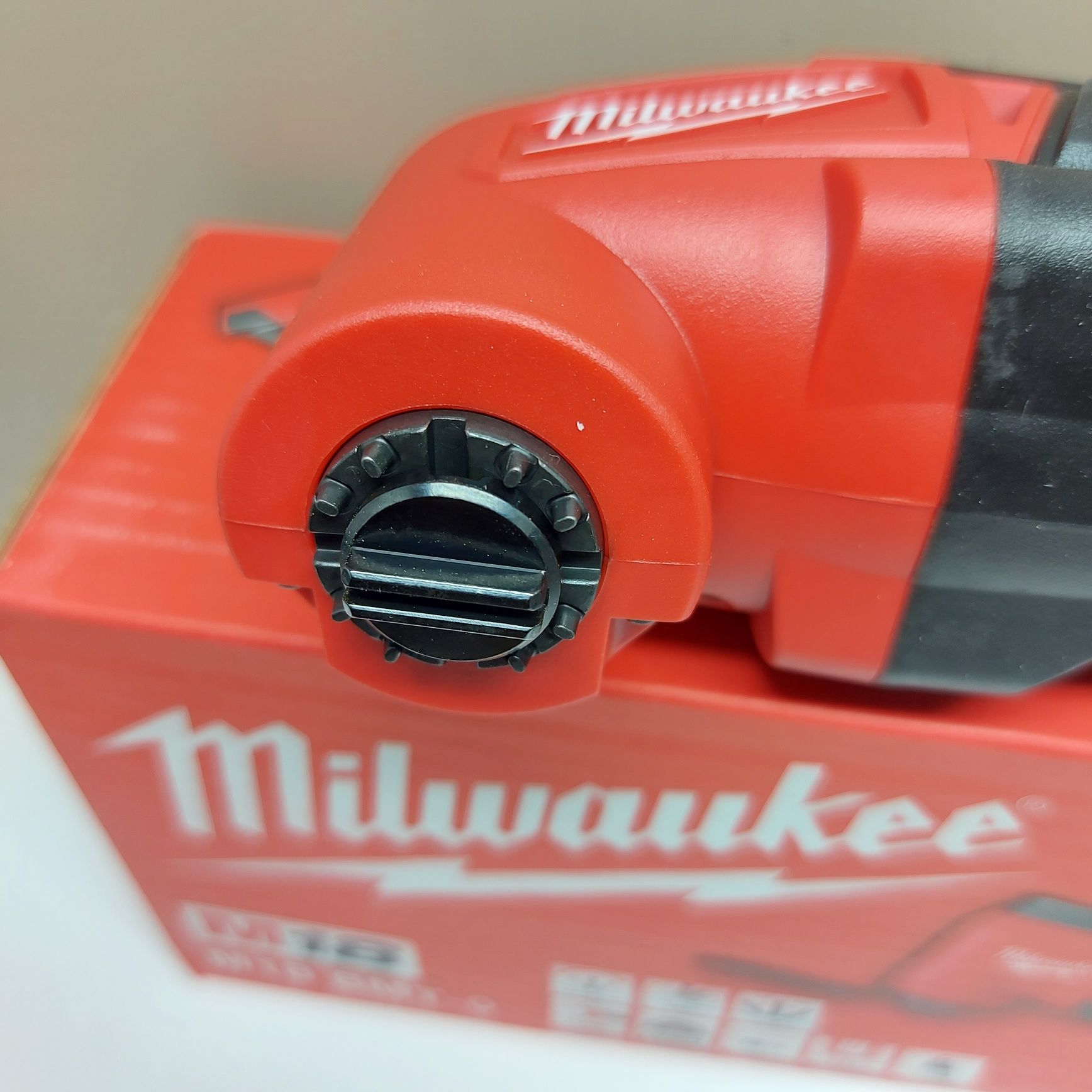 Нов многофункциинален инструмент мултитул Milwaukee M18BMT-0