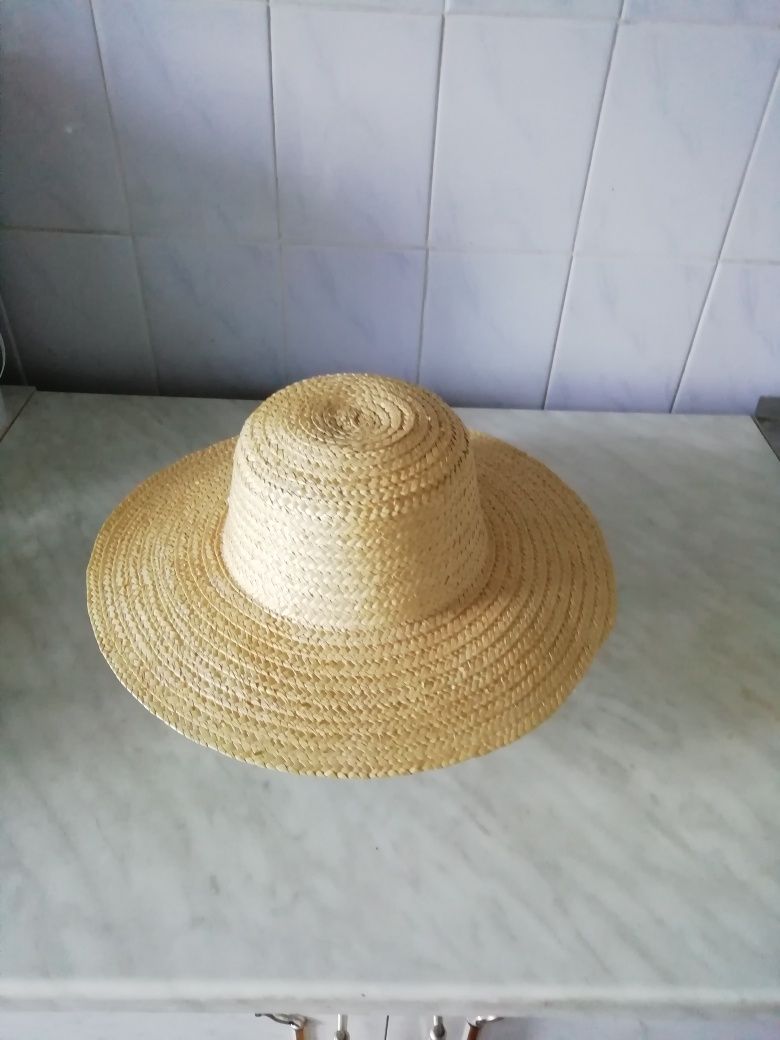 Продам соломенную шляпу.