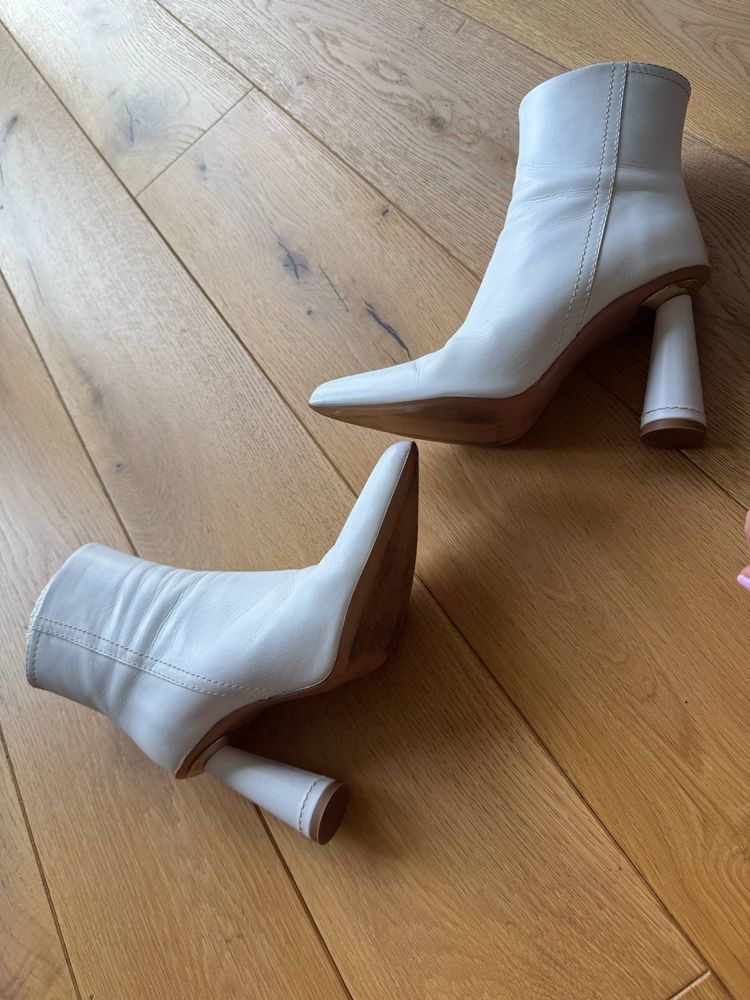 Бели боти Jacquemus