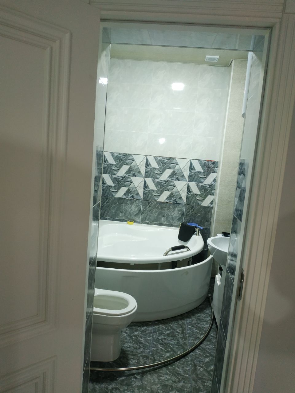 Uch qahramondan 6 km ichkarida obod mahallada 3 sotix 2 etaj uy