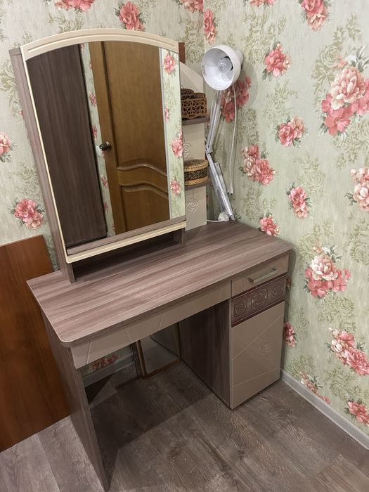 Продам трюмо в спальню