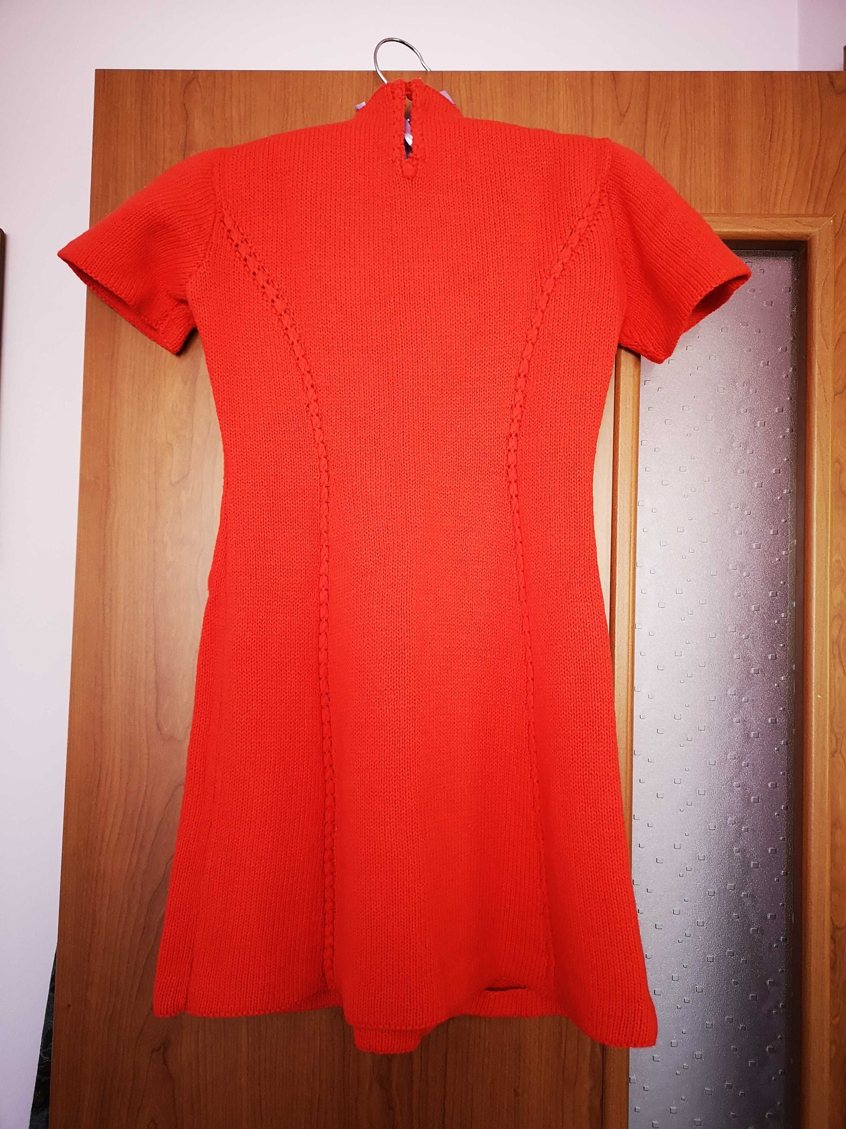 Червена плетена рокля за момиче