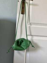 Зелена малка чанта тип Ботега