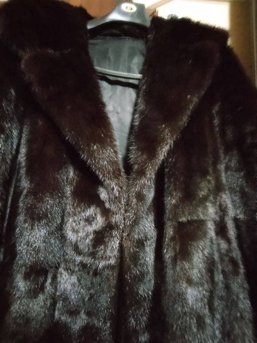 Vând haina de blană naturală