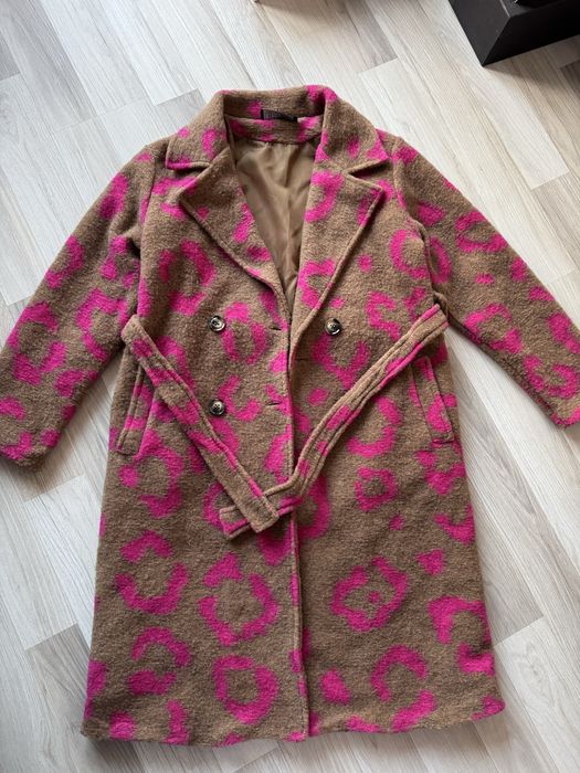 Бежово палто с розово