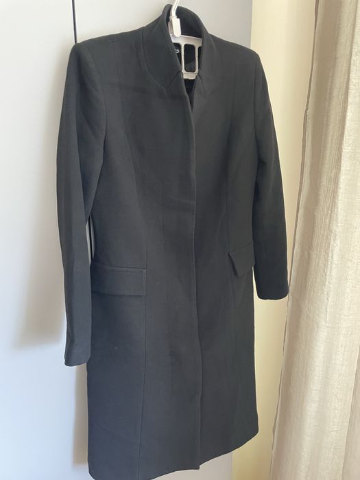 Дълго черно вталено палто