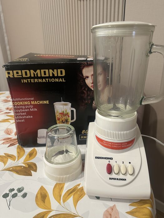 Продам блендер Redmond.