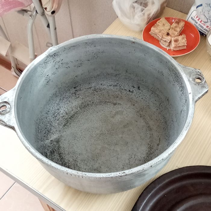 Посуда , казан .