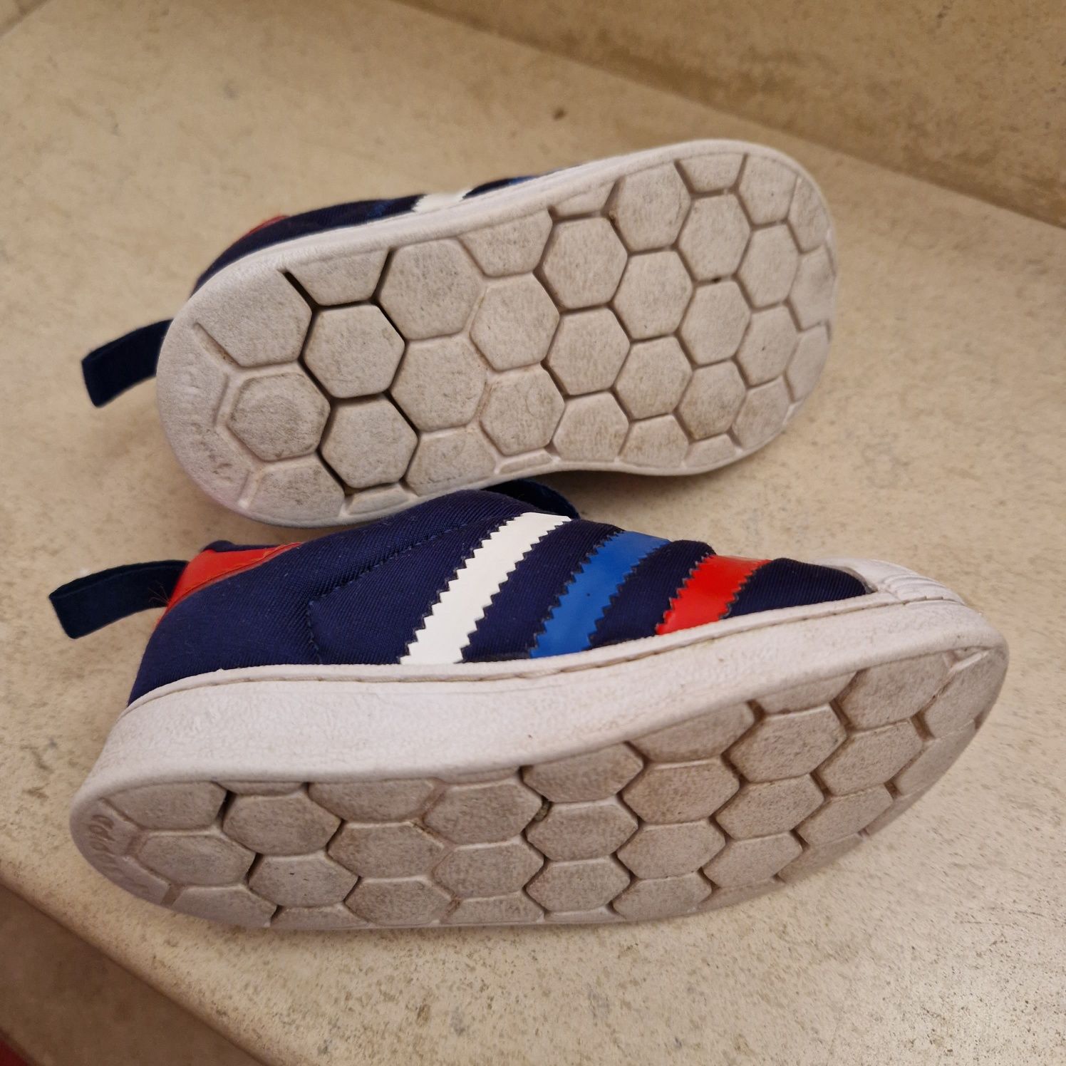 Бебешки маратонки Adidas 21 с подарък ботуши