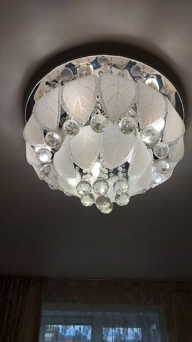 Продам люстру, лампочки диодные