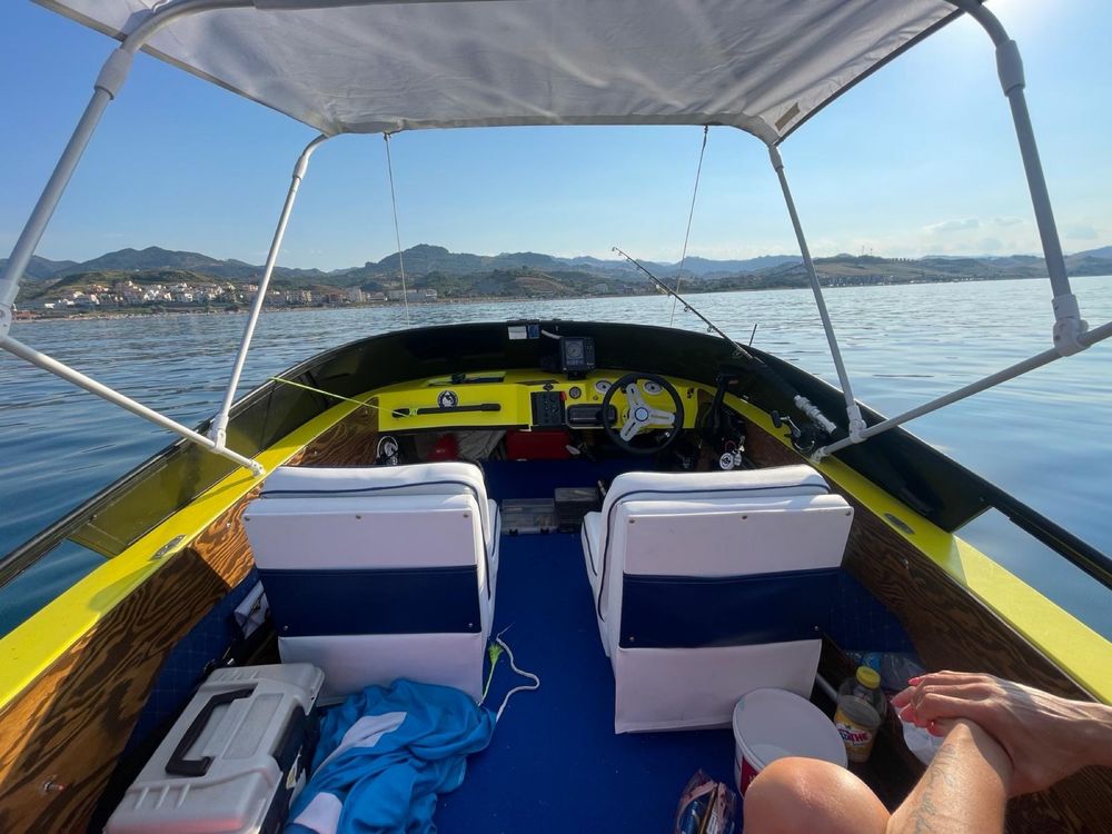 Barca de vânzare cu motor si peridoc