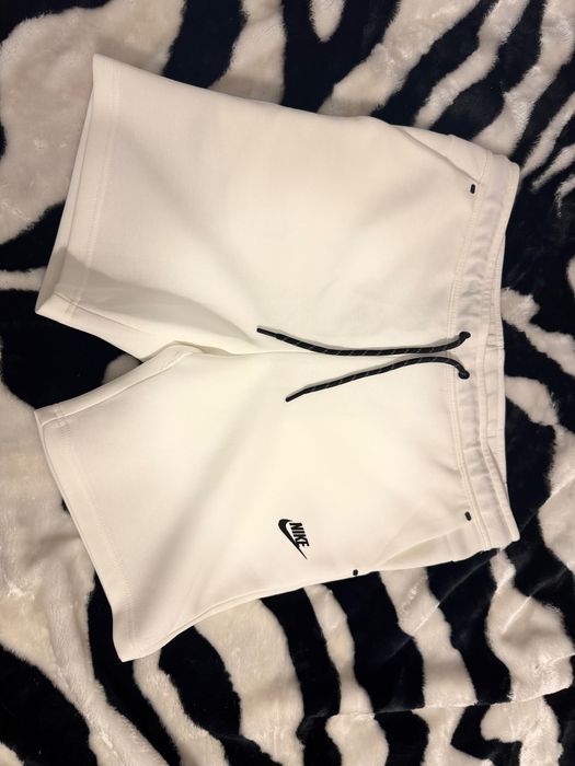 Pantaloni Nike tech scurti