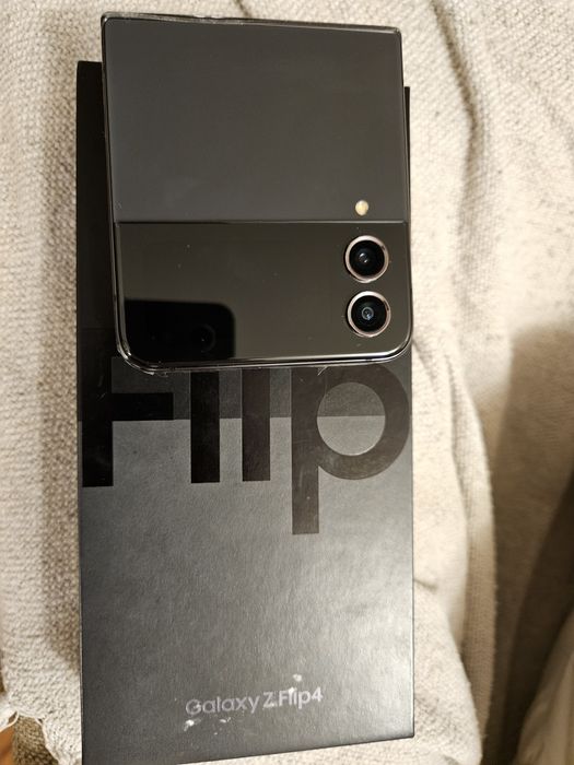 Смартфон Samsung Galaxy Z Flip4, 128GB, 8GB RAM, 5G, Graphite