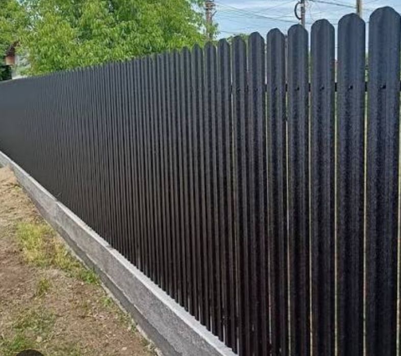 Construim la comanda dvs. garduri si porti din:
- panouri stil jaluzea