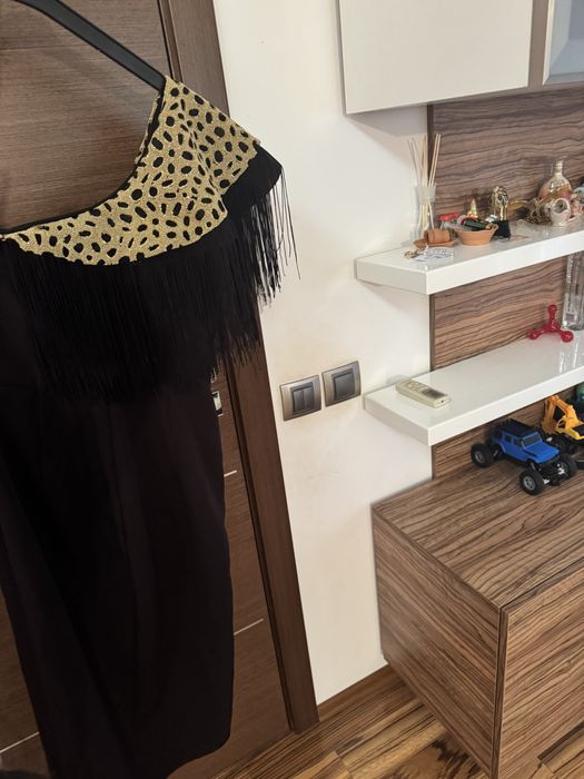 Rochie neagrea cu franjuri si detalii aurii , marca BBY este noua , fa
