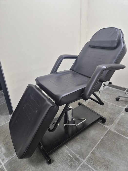 Козметично легло, козм. стол, дървена витрина извита, помощна маса