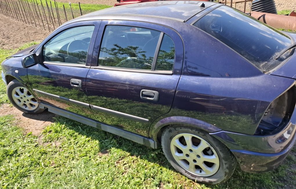 Dezmembrez  Opel Astra G 2001