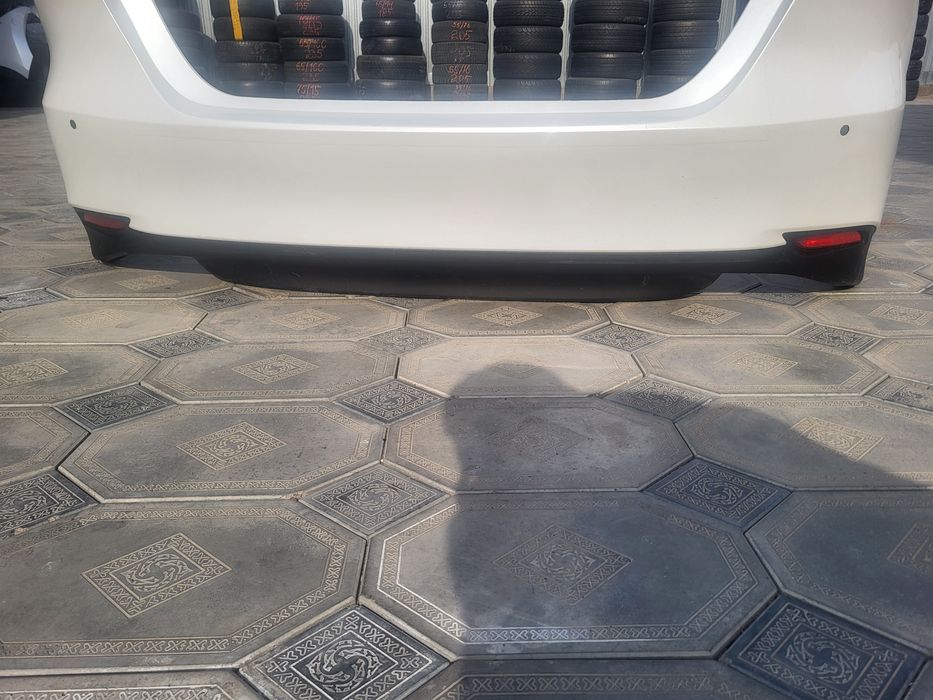 Продам бампер задний цвет белый жемчуг  в оригинале TOYOTA  КАМРИ = 70