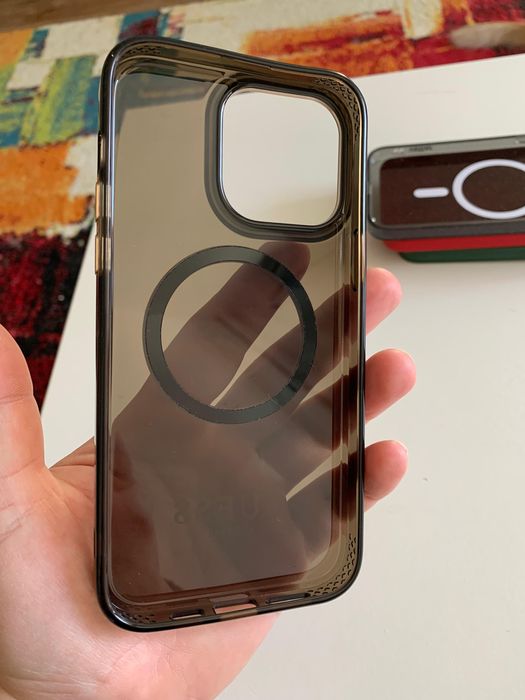 Vand huse originale Next One pentru iPhone 14 Pro Max.