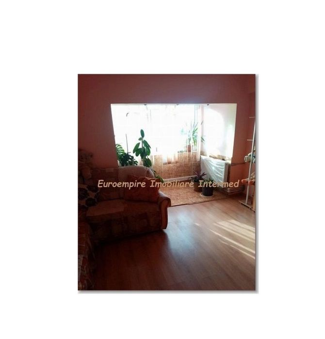 Apartament 3 camere de vanzare zona KM 4-5, decomandat