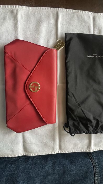 Продам косметичку Армани. Новая.