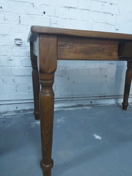 Masa stejar, invechita,noua, expusa in magazin