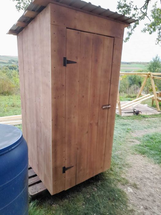 Toaleta de grădină, balansoare, locuri de joacă pentru copii