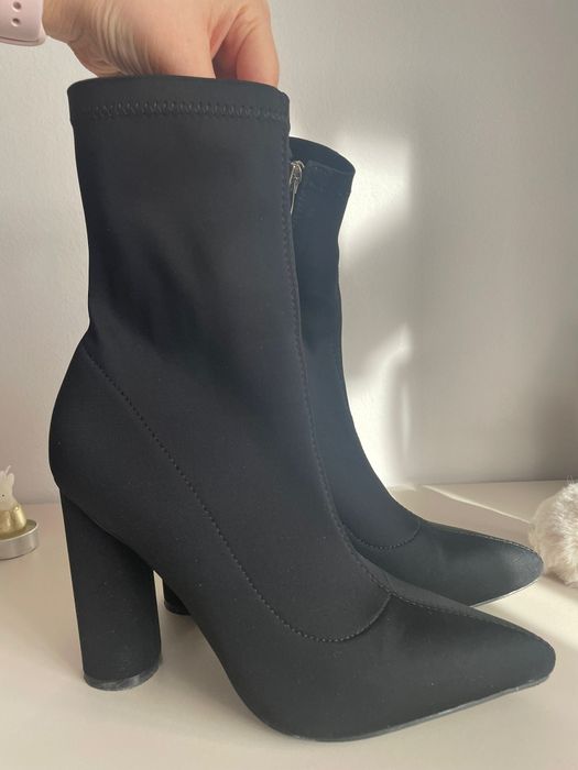 Botine cu toc mărimea 39 
preț 220