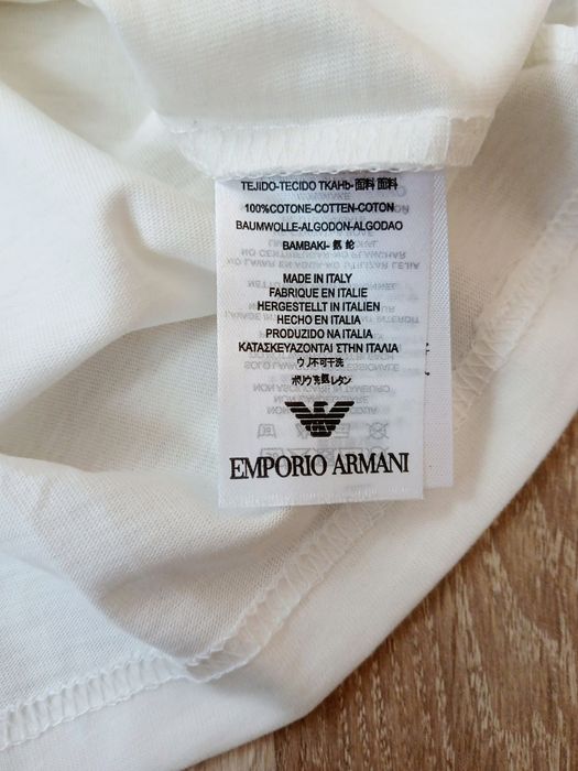 Emporio Armani тениски в бял и черен вариант - ТОП модел за сезона !