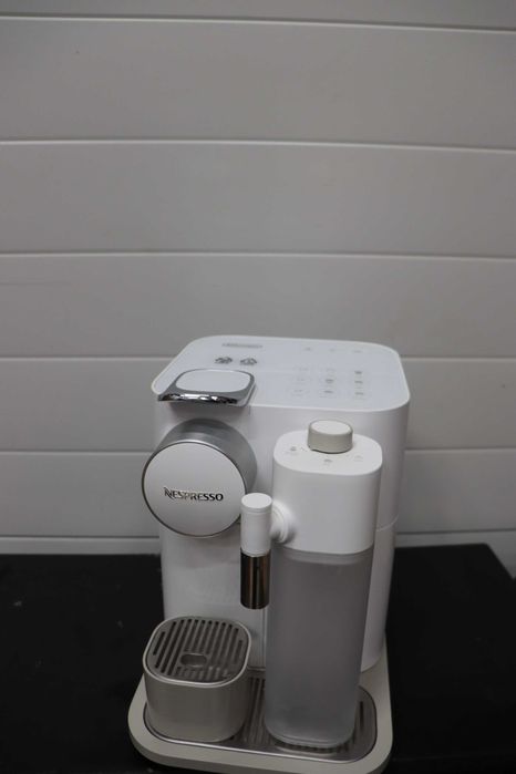 Еспресо кафемашина за капсули Delonghi Nespresso Gran Lattissima EN640