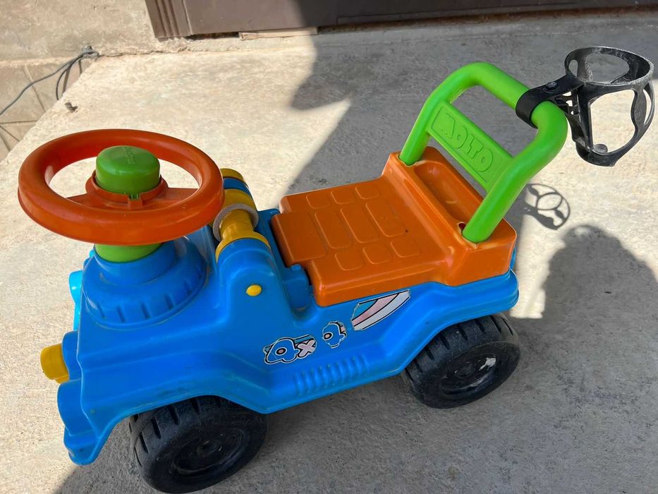 Детская игрушечная машина
