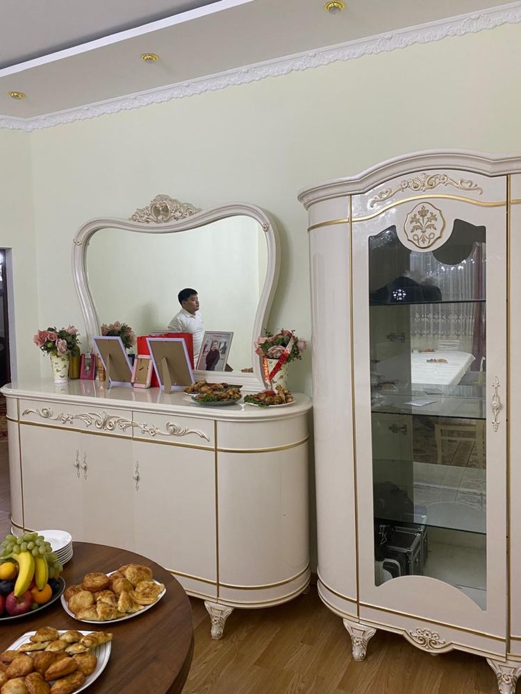 Продается срочно сервант отличном состояний