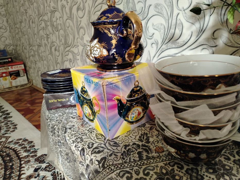 Чайник и тарелки