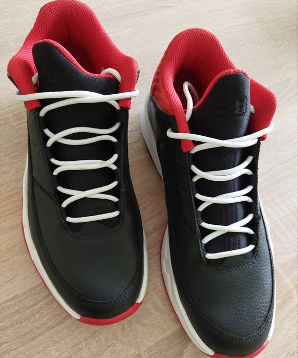 Мъжки / юношески маратонки Nike Air Jordan Max Aura 3 Bred, черно-черв